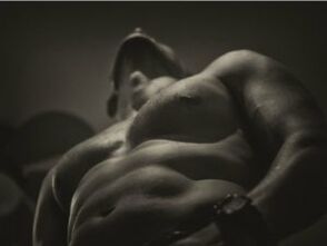 Pria telanjang yang meningkatkan gel penis