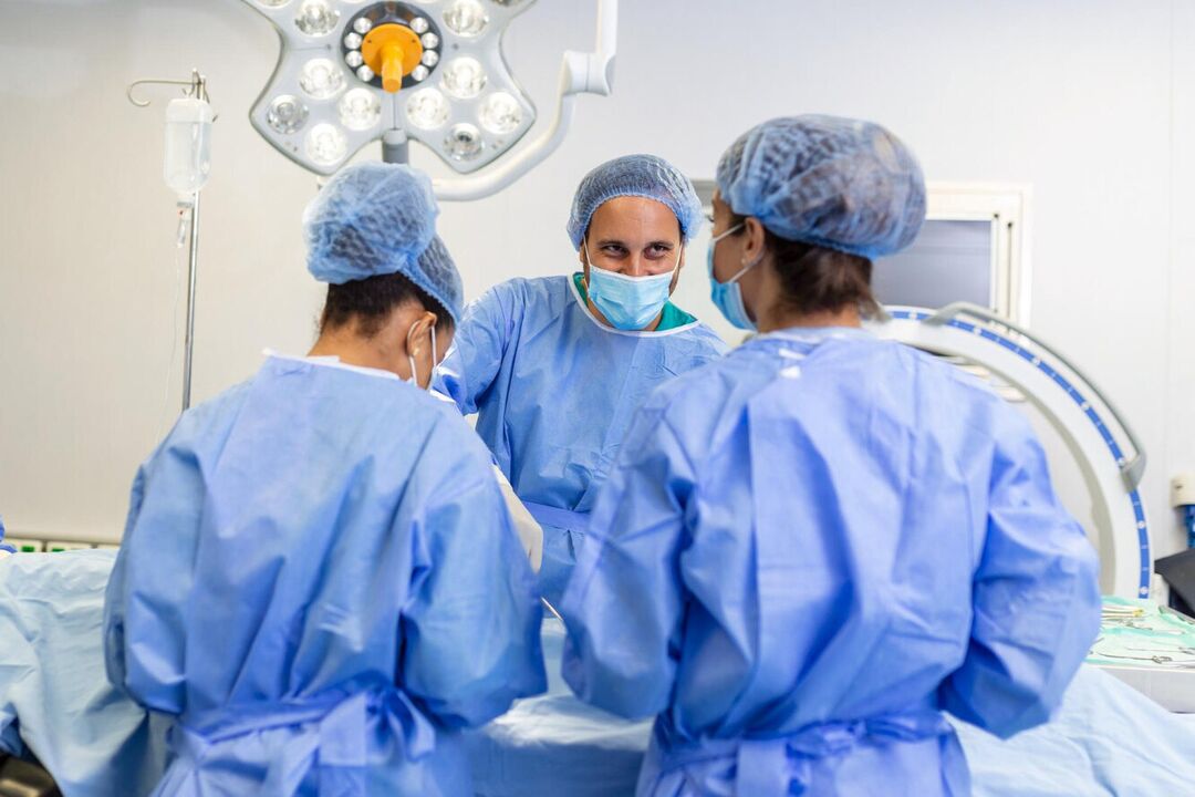 Ahli bedah plastik melakukan operasi untuk memperbesar penis pria